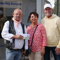 De zaterdagse gezelligheid begint bij het kantoor in Werbering (de heer en mevrouw Schmitz met Armin Horst (links))