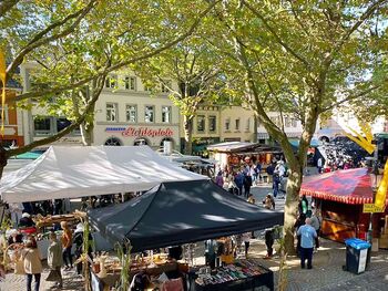 Bunte Stände auf dem Buttermarkt