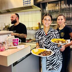 De MarktGrill bruist aan het begin van de middag - de sfeer blijft ontspannen en vriendelijk. Van links naar rechts: Ismail, Dilara en Ardita Yilmaz