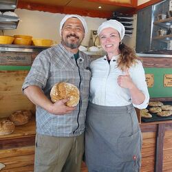 Historische bakkers poseren met "Rundbrot"