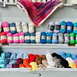Of het nu in kleur is of niet – handgemaakte kleding is tegenwoordig draagbaarder dan vroeger. Met dank aan de Scandinavische breiontwerpen.