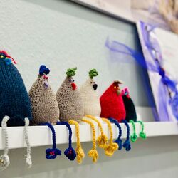 Het gaat allang niet meer alleen om truien en sokken – ook heel relaxte decoraties kun je breien.